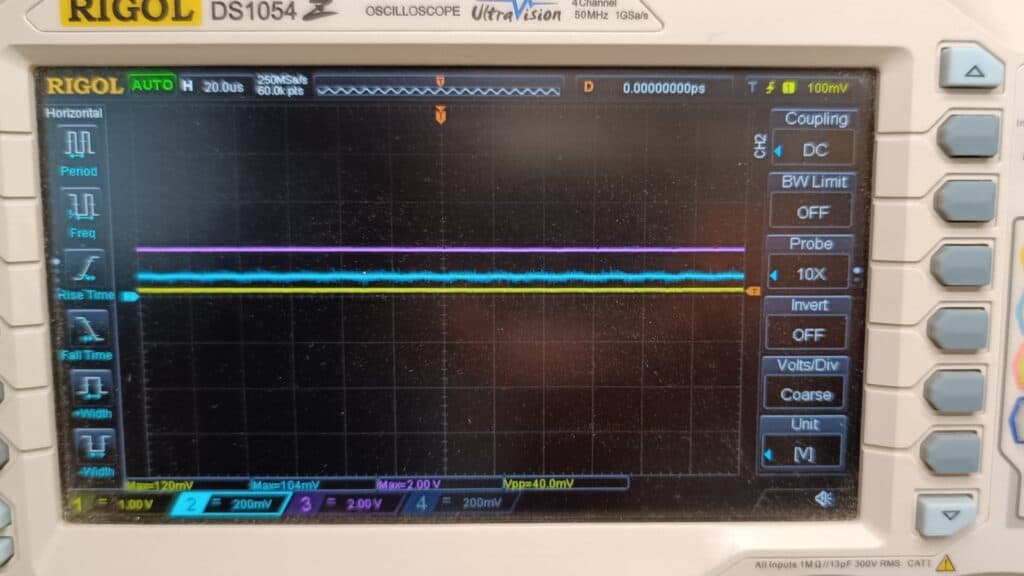 Osciloscopio midiendo entradas y salida de amplificador operacional