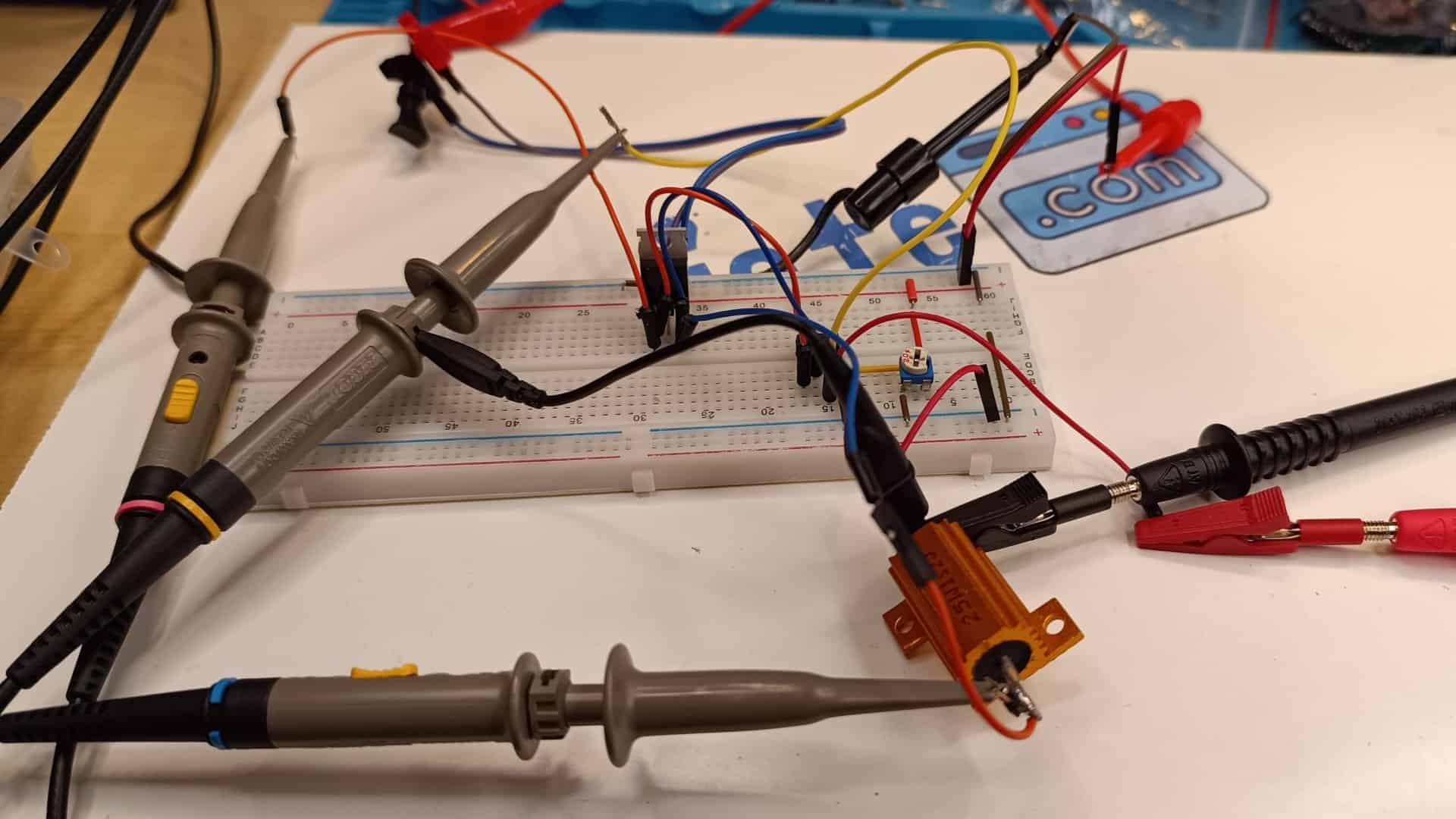 Testing of the electronic load with mosfet on a breadboard